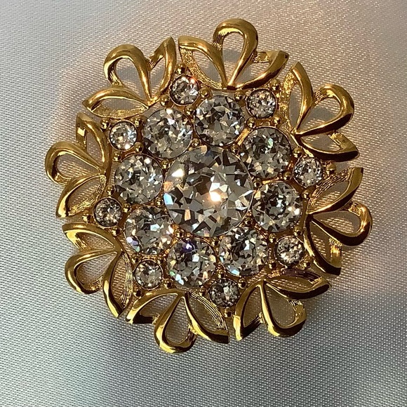 Fabulous Vintage Napier Flower Inspire Gold Tone & Rhinestone Brooch - Picture 2 of 4
